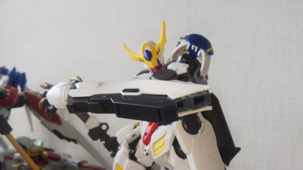 この機体の一番のポイントは左腕です

ヒジのブースターは近接戦闘で使う為の物で、一撃でMSの装甲を貫く事が出来ます

この装備の為に隠し腕は外され、左腕の装甲はレクスの頃より厚くなってます