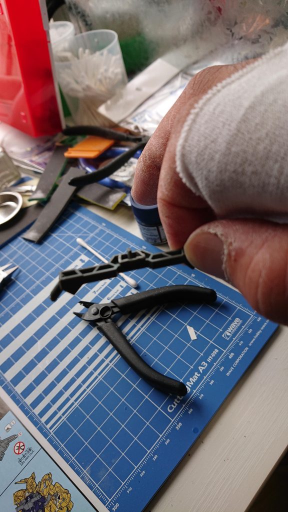 アームドアーマーDEを取り付けるパーツを多少切り取りバックパックに取り付け可能にしました。