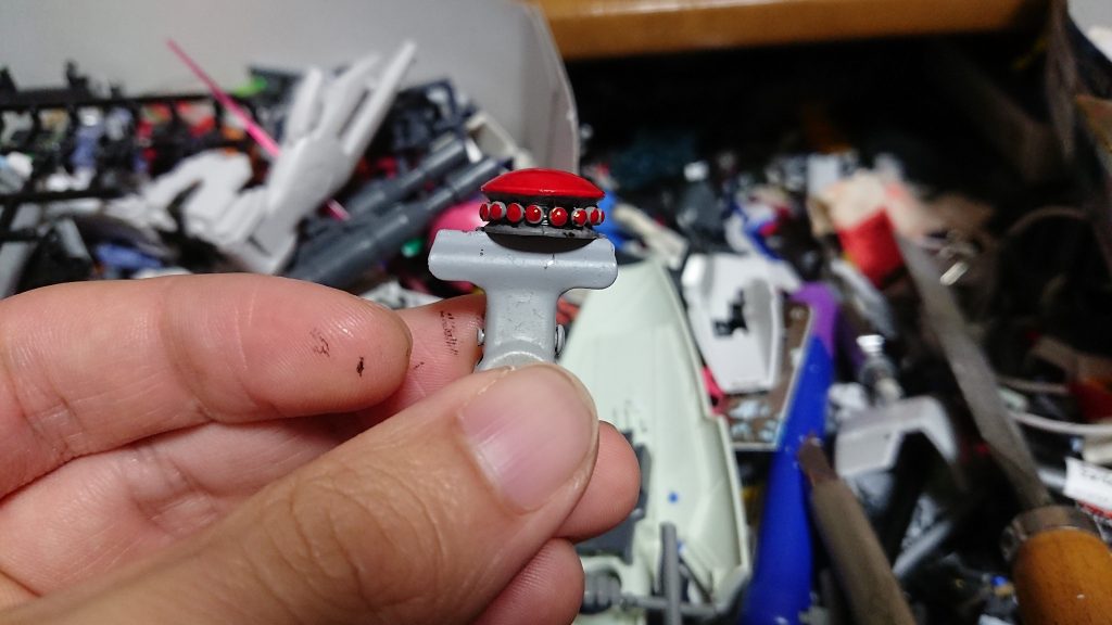 ホーミングレーザーの発射口
プラ棒を46個切り出し、UV硬化樹脂を盛ってクリアレッドで塗りました。
結構しんどかったです…。
因みに、ジ・エンドの公式設定では52門ですが、肩と膝に収まらなかった為、46門になってます。