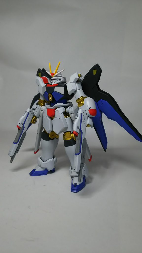 配色を再現する為に各所スジ彫りを行ってます。腕部の籠手？はマグアナックの肩パーツを接着。