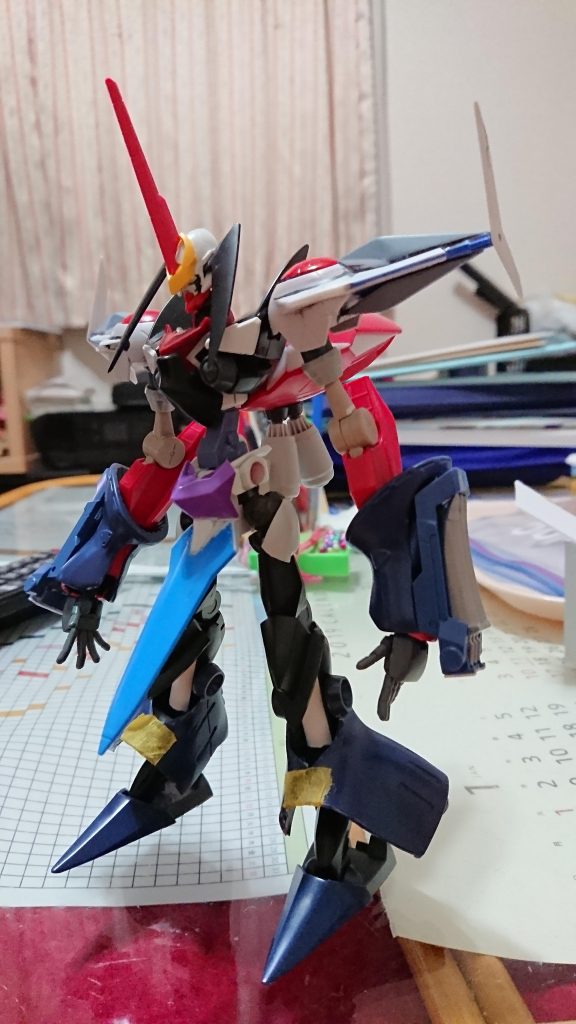 塗装前の状態です。
HGキマリスの肩アーマーを使用しホーミングレーザー発射口の格納を実現し、ボードは結局、プラ板でのフルスクラッチになりました。
(1.5mmプラ板を2枚張り合わせ3mmプラ板にして削り出しました。)
本体との接続やボード同士の合体は磁石を使っています。