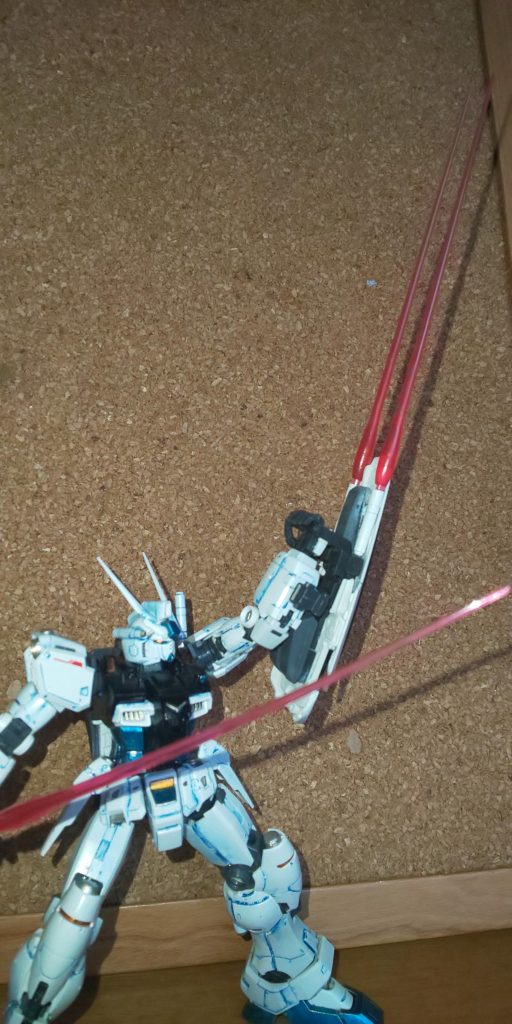 シールド裏、余剰パーツでオリジナルの武装を!エネルギーパック接続により2つのビームサーベル(ビームネイル)を稼働可能。