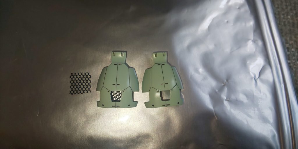 ミニ四駆用のメッシュパーツが、たまたまあったので、シルバーに着色して接着。