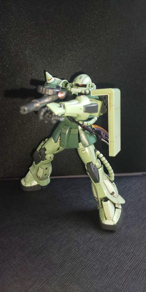 スパイクアーマーとシールドの位置を逆にしているのは、マシンガンを構えた際の左側のガードが甘くなるよな…という疑問を感じたからです。連邦のジムも左シールドですし…
ザクのコックピットは左胸なので、尚更ガードしっかりしないとな…
という自己解釈から、この位置にしてあります。