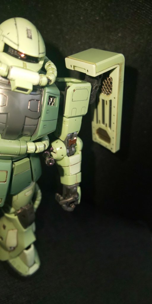 シールドのジョイントと干渉する部分にもメッシュパーツを配置。
おそらく弾頭が当たった際のジョイントから肩、本体に来るであろう衝撃を和らげる意味合いもあったのかな!?
という設定です