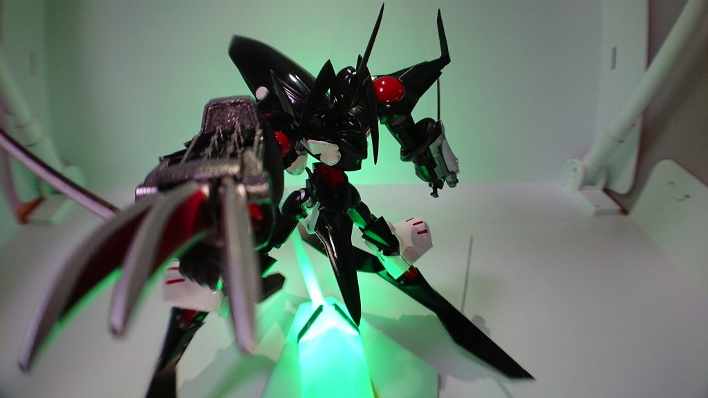 *腕部*
長く伸びている腕には、粒子制御用グラビカルアンテナを内蔵しており、バスクードクライシス発射時には、腕部と股間部のアンテナとで解放型のバレルにし、粒子圧縮を行う。
*GNワイヤークロー*
GN粒子を纏わせた実体剣を3本装備した爪。爪を格納した状態では簡易のシールドとしても機能する。
腕から射出し敵機体を絡めとり拘束したり、そのままエグナーウィップのように高圧電流を流す事も出来る。