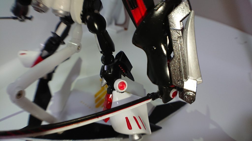 *脚部*
type-zeroと最も共通部品の多い部位。膝装甲内に展開式のホーミングレーザーを備える。
また、脛部に追加装備としてGNコンデンサー内蔵のユニットを装備している