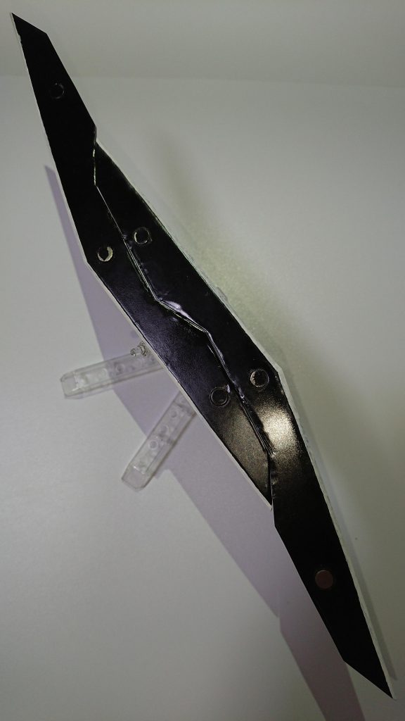 *GNフライングボード*
空中を移動するために使用する装備。
通常は、一本のサーフボードのように使用するが、二本に分割しさながらスキーの様に使用することも可能。
ボード状態では最高速度に優れるが小回りが利き難い。スキー状態では速度はそこまで出ないが、小回りが利き変則的な動きが可能となる。
二本に分割した状態で腰部に懸架する事も可能。