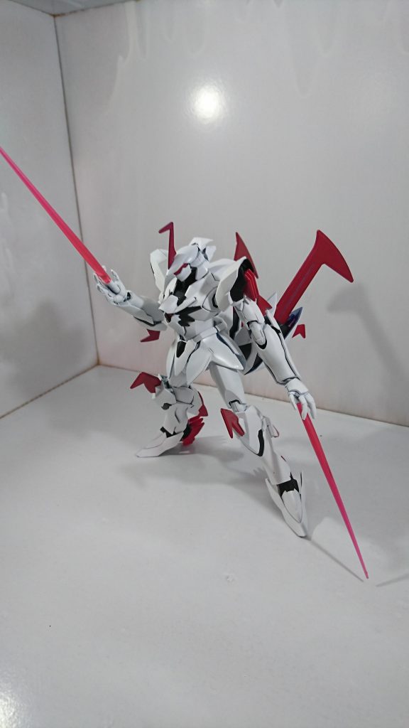 しかし問題はここから。撃破した機体が全機再起動し、破損部がDG細胞により再生。更に各部よりフィールド貫通兵装である「ロンギヌス」を展開し第２形態へ移行。