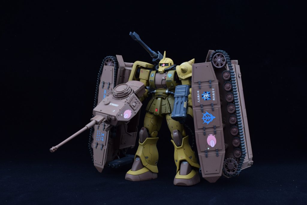 MS形態ではタンクを両サイドに懸架します
地上用MSなので両足のみで完全自立しています