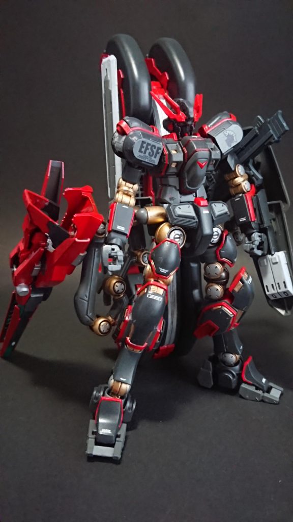 名前のプロメテウスは、神話のアトラスの兄弟から取ってます
カラーリングは戦闘スタイルもあって某アニメのニルヴァーシュカラーと迷いましたが、武装とアンテナをバンシィから貰ったので黒と、火の逸話があるプロメテウスなので赤にしました。