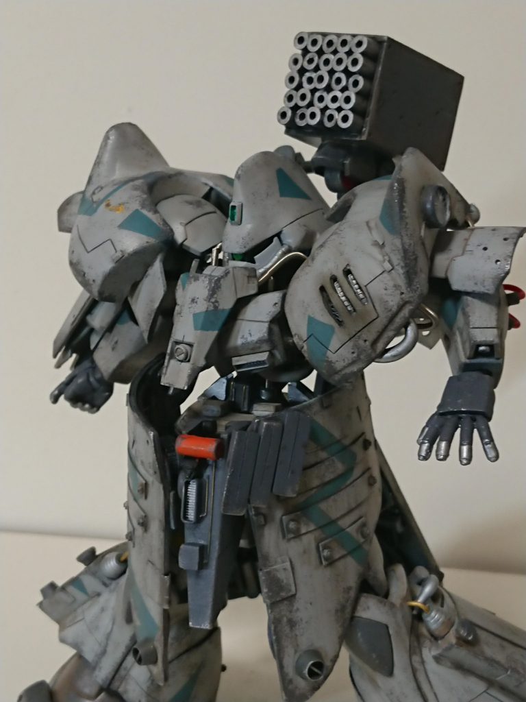 背部ミサイルパック
マシンガン同様に残党によって追加された武装。精度は高くないがミサイルによる弾幕形成と面制圧力を簡単に付与できる使い捨て装備。