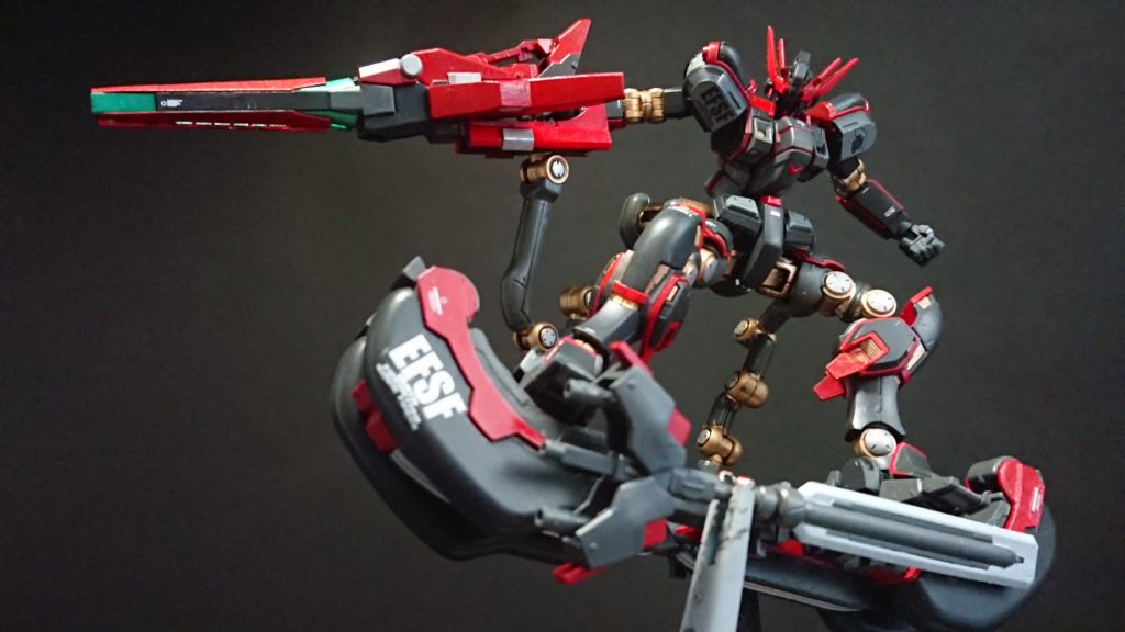 レールガン
腰のアームにマウント、使用時は腕に装着