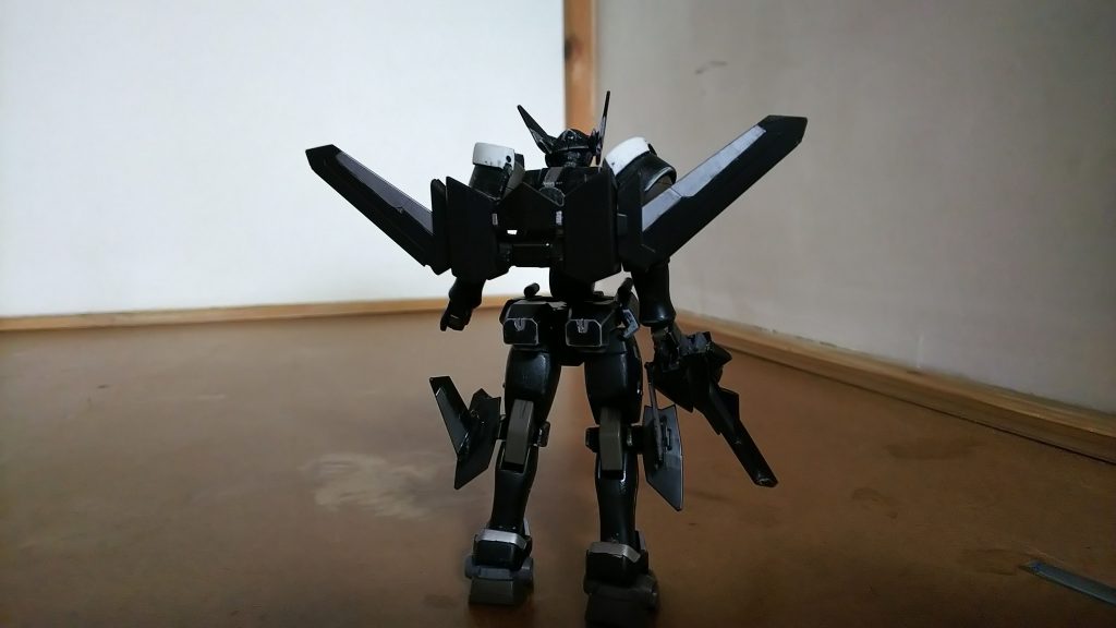 リーオーの背中の穴に3mmプラ棒とセラフィムのGNドライブがうまいことはまる
フラッグの羽はムリやりですが、穴あけ、プラ棒、接着です