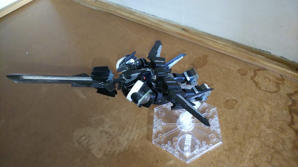 そして飛行形態
リーオーの胸部にライフル保持のための機構をつくり、あとはフラッグの変形機構を活かしての変形です
横からみるとリーオーが背筋鍛えてます