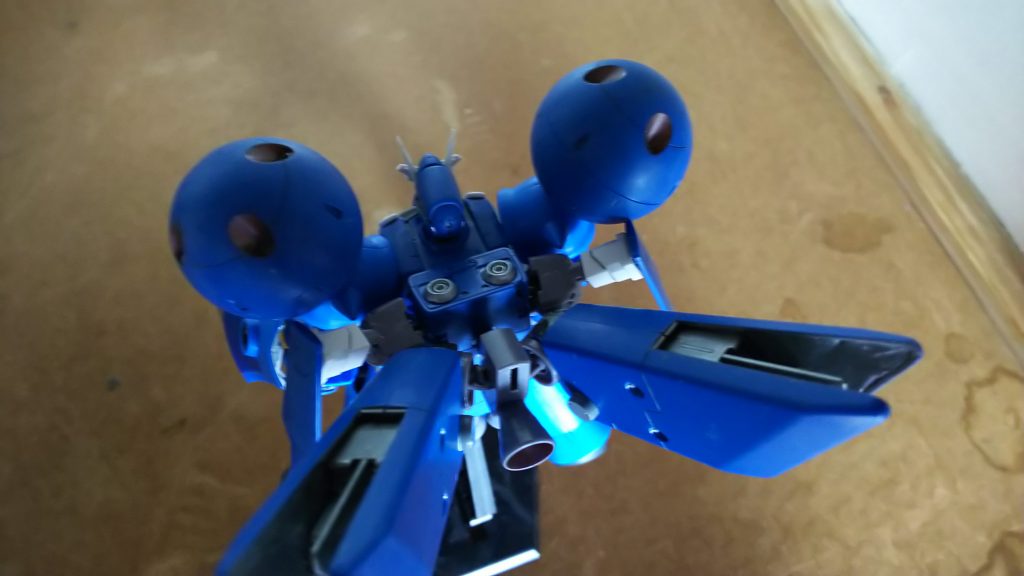 本来はドラッツェのアンテナ?がつくところへプラ棒をさし、ドラッツェの腕を接続、肩の丸いのがつけられていたところはユニコーンガンダムの腕パーツで延長してアンテナ?を接続
バックパックはドラッツェの腰パーツとブースターを加工して作成