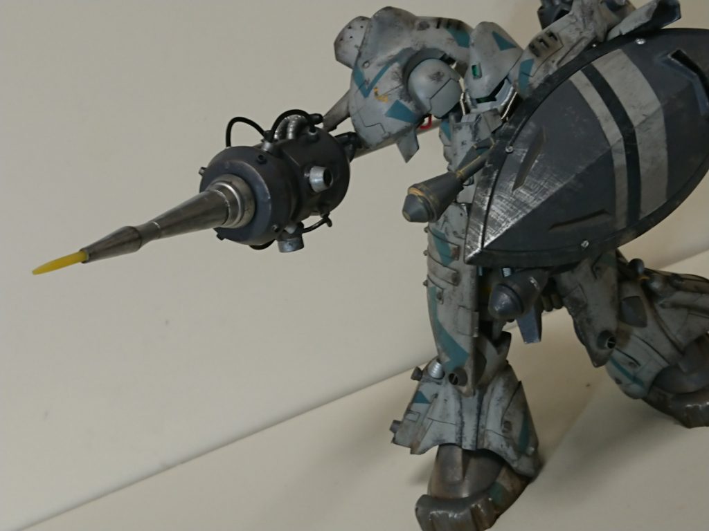 本機体は腕部など部分的に「ギャン」の流体パルスアクチュエーターの応用技術が用いられており近接戦闘能力は高い。そのため重量のあるランスでビームサーベル相手に競り勝つことも可能。