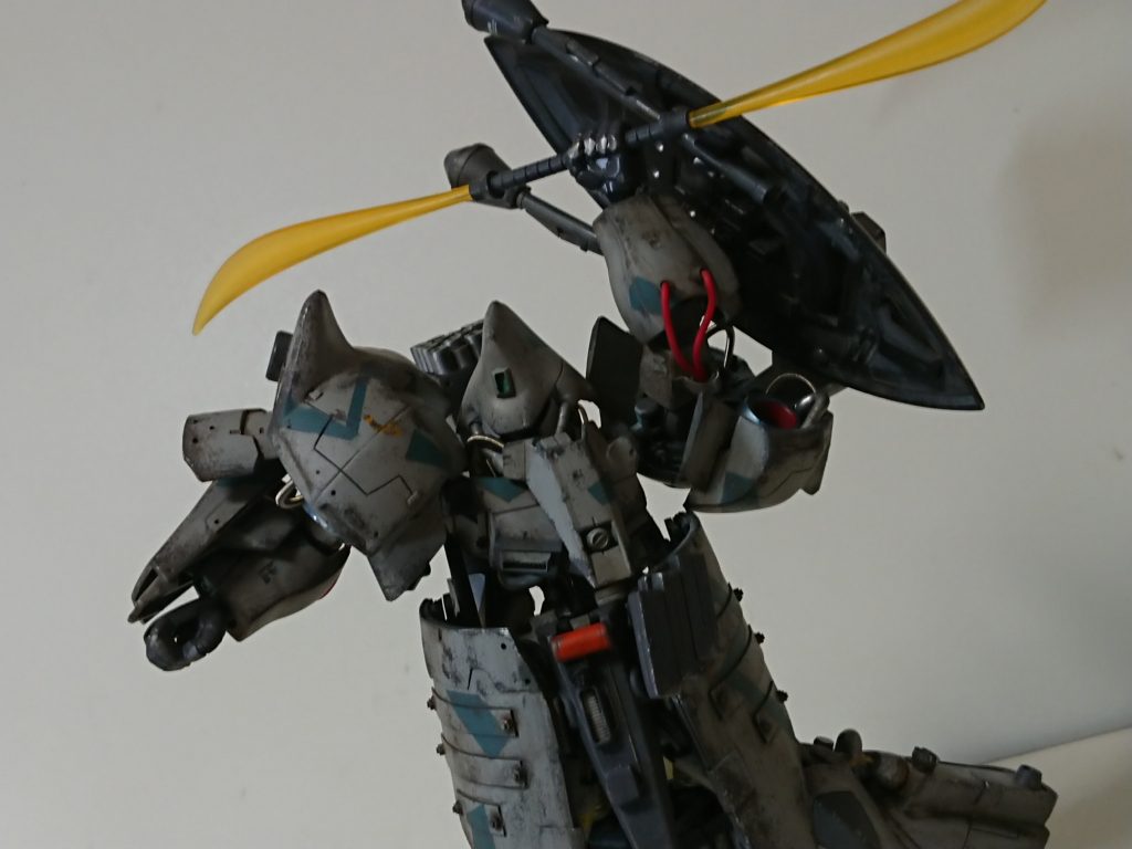 近接戦闘用にビームナギナタもシールドに担架