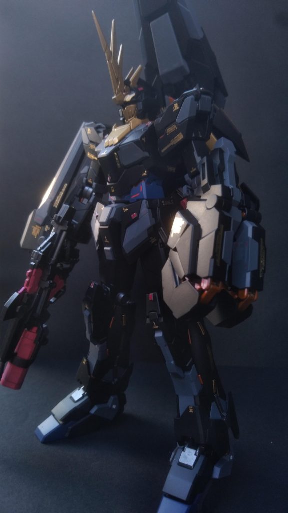 バンシィ単体
カラーリングはだいぶ変更
メインカラー…ブラック100％
アクセントでグレー
腰・足・バックパック…濃いブルー
サイコフレーム…濃いオレンジ
ビームマグナムカートリッジ等…ピンク

デカールは市販のものを数種類使用