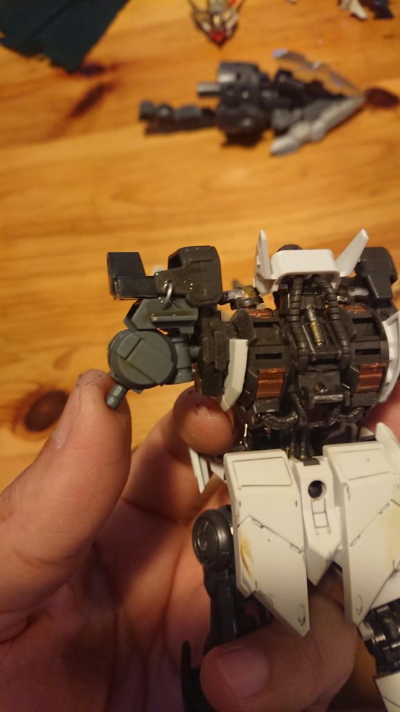 左肩に物凄い負担がかかるので、針金で補強。関節部分も針金を埋め込んで、肩関節は非可動になっています。