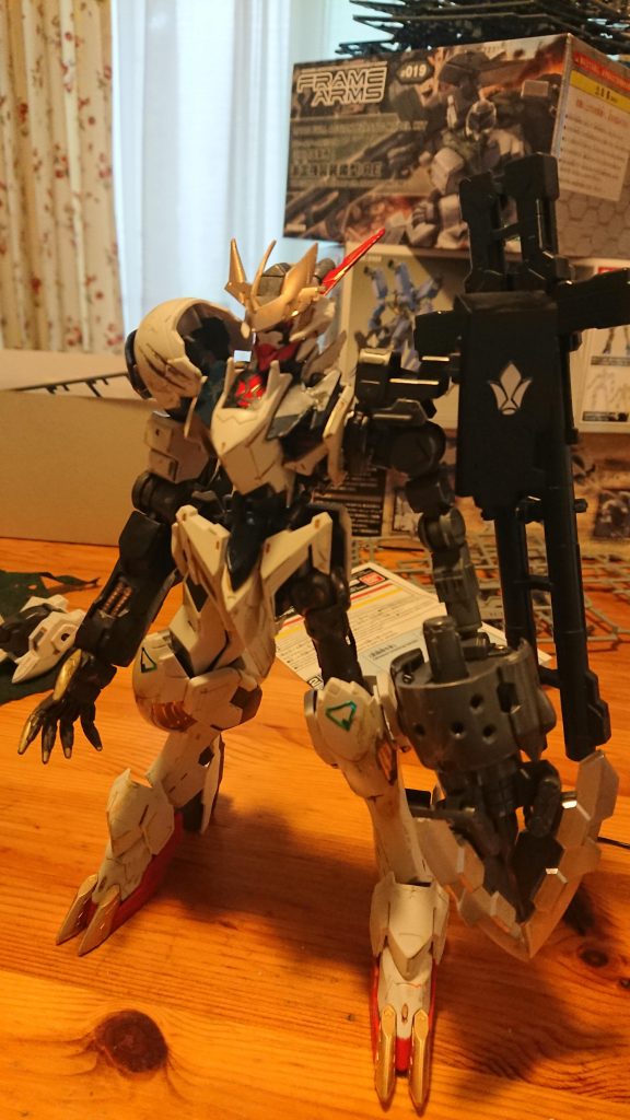 マントの下はフレームむき出し。