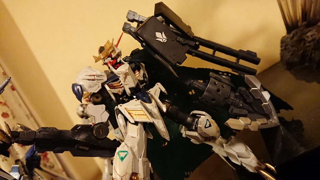 失った左腕は、グレイズフレームで代用。その先端にライドの復讐心が形となった、超大型ドリルクローを直付け。
マントの下に狂気を隠し持った形となっています。
また、鉄華団の墓標にも見える増加装甲の裏には鈍く光るナイフを装備。
強い復讐心を感じさせる装備にしたつもりです。