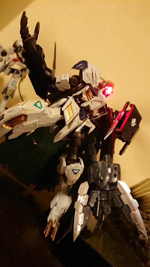 リミッターを解除する事で、バルバトスの真の力を解放。左目が赤く発光します。
ライドは鉄華団壊滅後に、追加でもう一度阿頼耶識システムの手術を受けますが、三日月のようにバルバトスの真の力を100%引き出すには至らず、片眼のみの発光となっている脳内設定です。