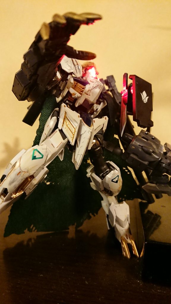 フル装備すると、かなり威圧感のある姿になります。
因みにヘルハウンドは、墓地をうろつき、その姿を見た者は命を失うという悪魔の眷属としての面と、子供達の守り神としての意外な一面もあるそうです。
孤児達を次々と受け入れ家族として守ってきた鉄華団。更にその墓石を背負って戦い続けるライドの(脳内)設定がピッタリだったので、ヘルハウンドという名前を付けました。