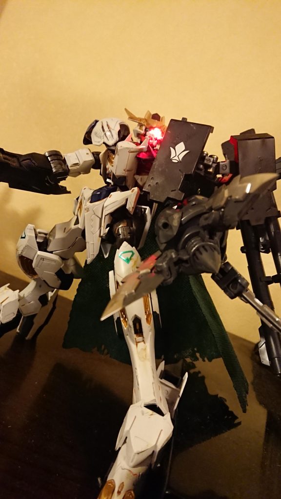 なんだ!あの機体は…
あれは…鉄華団の悪魔!?
馬鹿な!奴は死…
貴様ら…貴様らがぁー!
漆黒の宇宙を切り裂く赤き閃光
グレイズ隊は瞬く間に爆発、四散する
団長、三日月さん、明弘さん、シノさん、例え鉄華団が俺一人になっても…俺は、戦い続ける!