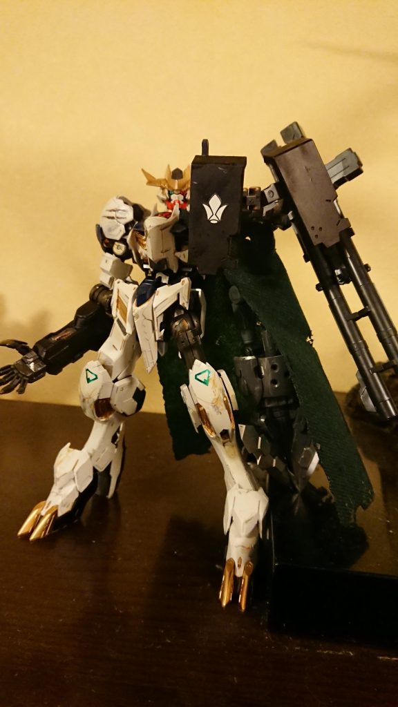 鉄華団壊滅後のバルバトスという事で、十字架型のバズーカと、墓石にも見える増加装甲を纏った姿にしました。
エクシアリペア要素も多分に盛り込んであります。