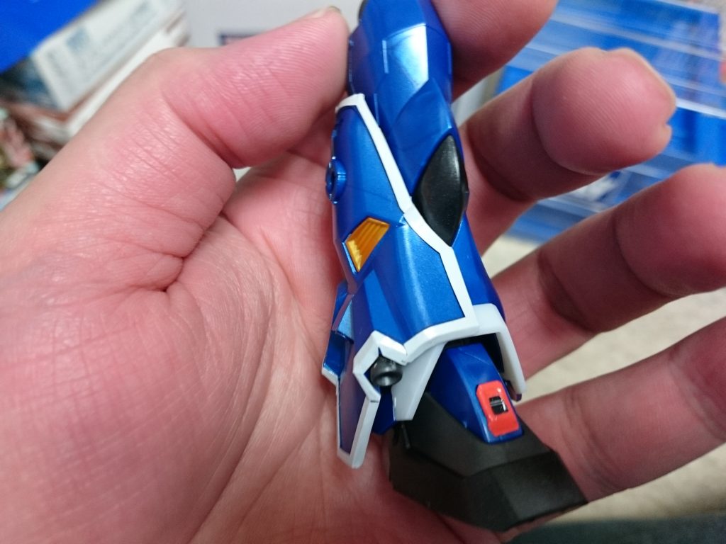 序でに脚の側面のアーマーも。シール貼ってみたが…汚っ