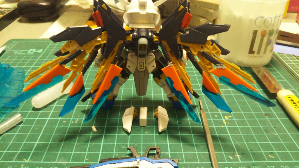 バックパックのフレームを改修してスクランブルのウイングをミキシング
リアアーマーをフリーダムの物に変更