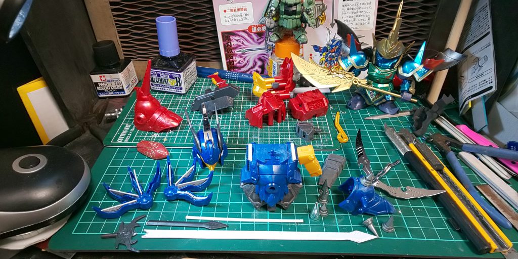 各種元ベースのキットのヤスリがけと
エッジだし。プラ板を切り出してディティールアップパーツを貼り込み!