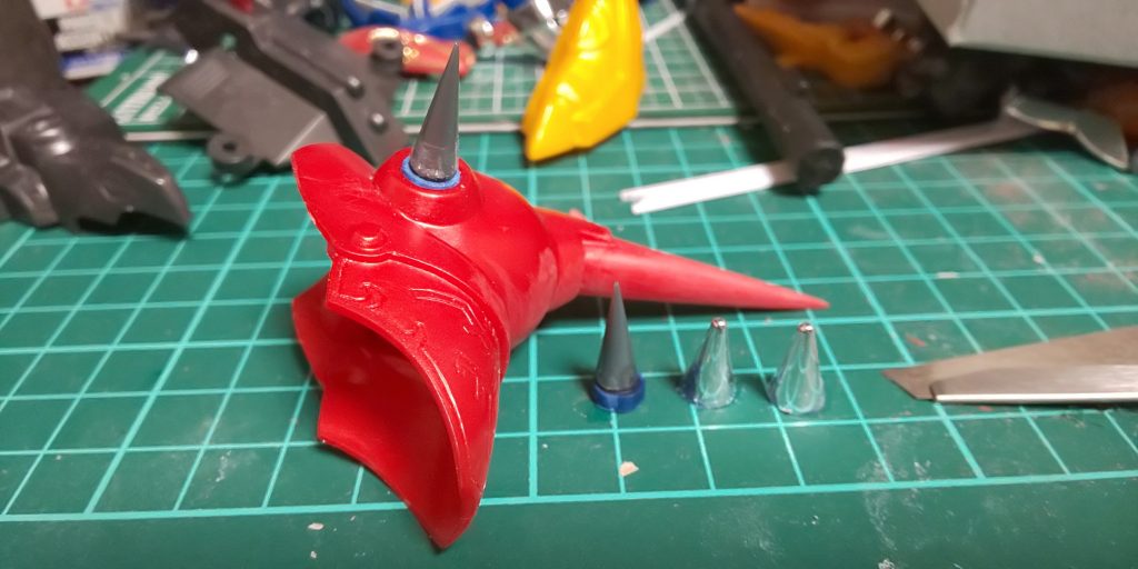 各種パーツをMGザク、HGザクからパーツを集めてミキシング♪
スパイクもトゲトゲになるように
緩いパーツを研磨!磨き込み!!
ディティールアップパーツも
差し替え!!