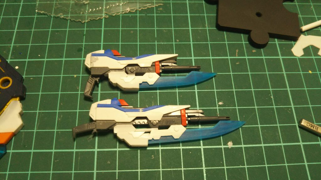 武器にトランジェントのパーツを付けてプラ板で装飾