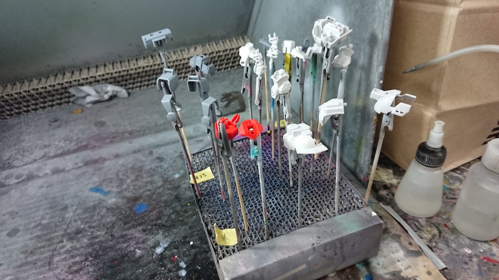 今回は秋葉原工作室で場所を借りて作成しました。
秋葉原工作室は道具や塗料・エアブラシが使い放題でちょいちょい利用させてもらってます。
平日と休日では料金も変わりますので↓
Twitter「@akihabarakousak」で検索ゥ
(大胆な宣伝( ˇωˇ ))