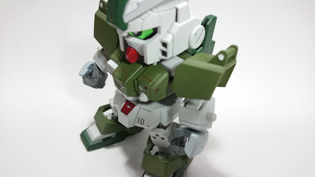 胸の部分に筋彫りしました。
ガイドテープを使いましたが、長さとかを測ってなかった為にアシンメトリーに…
手を抜いてはダメですね(;A;)
肩パーツは部分塗装で白のポッチを塗りました。それだけでもワンポイントになりますね(∩´∀`∩)