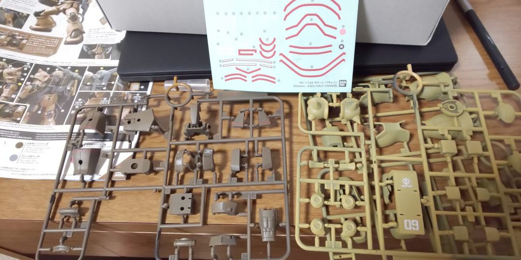 ガイアのサーフェイサーエヴォブラック下地からのタミヤダークイエロー吹き付け♪
ランナー塗装で簡単ぱち組で進めます！