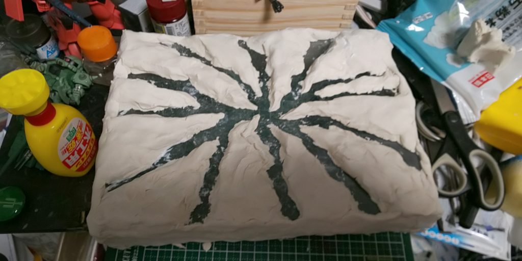 初の溶岩ビネットだったので、
どう粘土を盛り付けて行くか、試行錯誤しながら盛り付け!