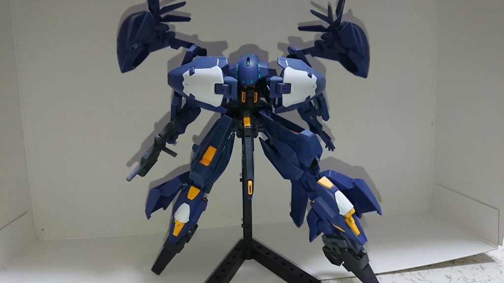 正面にシールド、バックパックに遠隔操作の小型偵察機を2機、足にチャフ噴出ユニット、頭に追加演算ユニットを装備