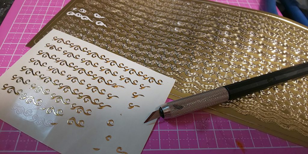 我がアドバイザーみずけん師匠のオススメ、ネイル用のエレガントカットシールを機体のデザインに合わせて適宜カット、貼り付けを積み重ね、ディティールアップ♪