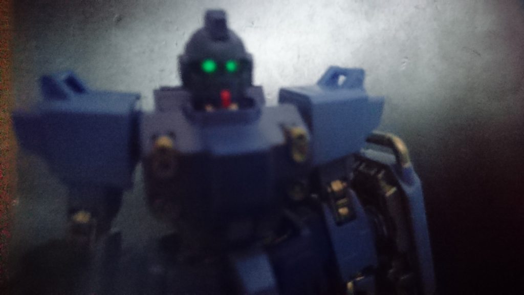 アップ：蒼き死神としてジオン兵より恐れられていたという設定から、不気味に目が光るという雰囲気をだしました。