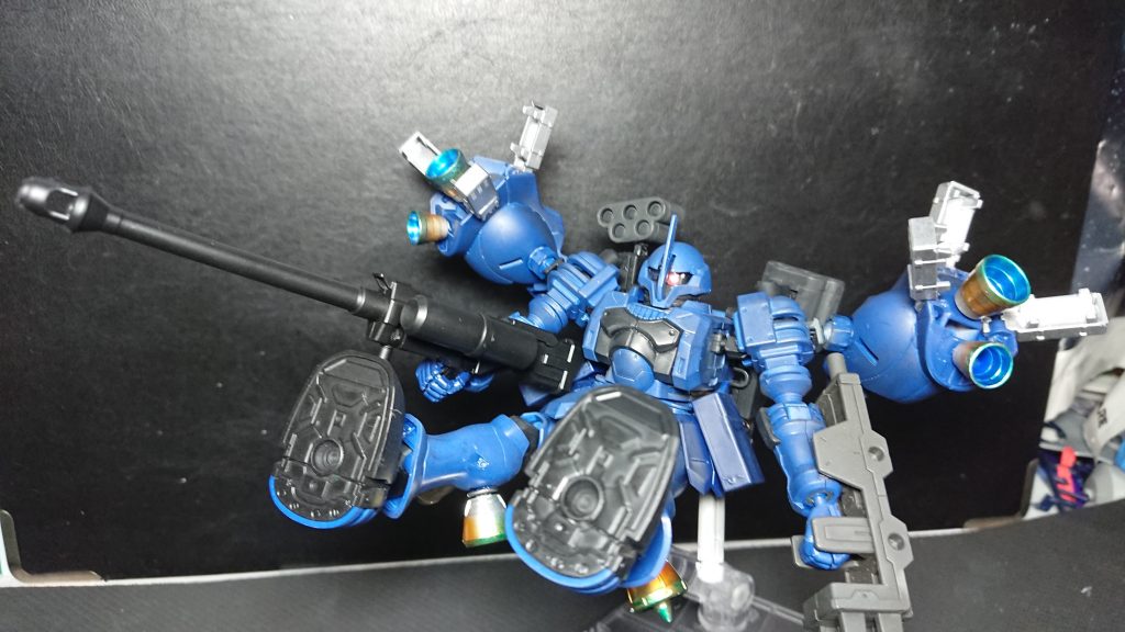 両肩の大型ブースターは自由に角度を変えられます