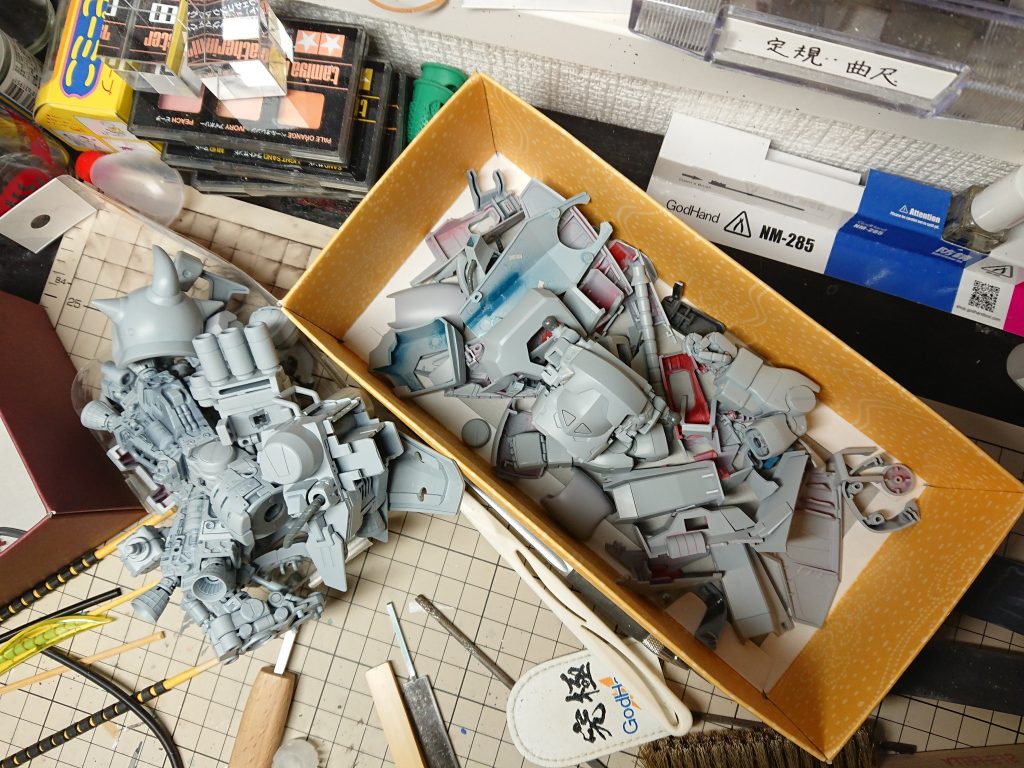 まさにこの状態で10年以上放置されていました.
脚のスラスタカバーなど今ならディテール掘り直すなりしてるだろうところや,前腕に消しきれてない合わせ目もありましたが放置で_(:3」∠)_
やり直しても楽しくないしネ☆彡