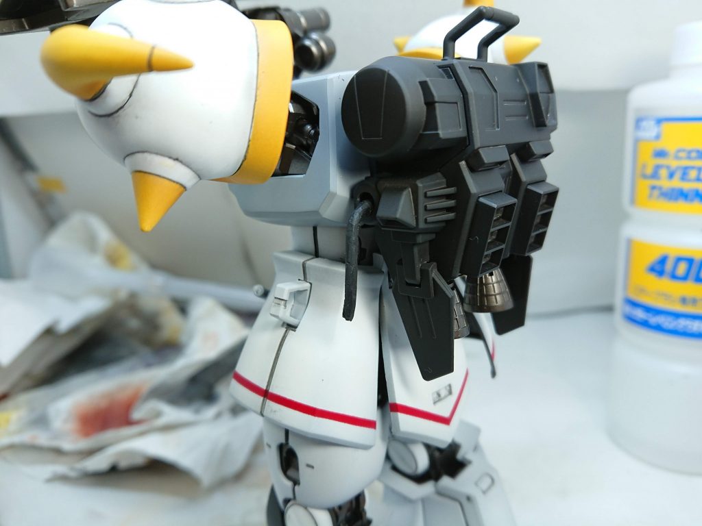 10年仕舞われていたのは背中から股間に伸びるパイプの処理に困ってしまったのが原因.ザクは背中から胸パーツにパイプが伸びるのに対して,グフは股間に伸びることで軟質樹脂製のパイプの芯に腰のひねりが邪魔されるんです.そこで軟質樹脂の芯を根本付近以外取り去ってしまいました.