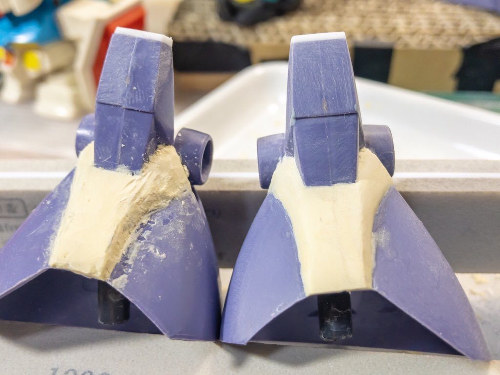 ココをこうして・・・・ スネは設定とあまりに形状が違うので、ココは盛りました。