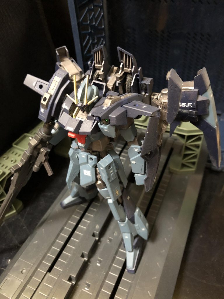 そこでウイングバインダーを宇宙用のバーニア複合ユニットに交換する事で、宇宙戦における機動性を向上させる事を目的としたのが、「ライトニングカスタム フルバーニアン」である。