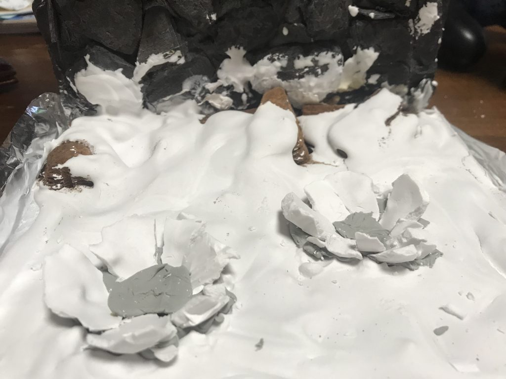 足元部分の制作途中、あらかじめベースに穴を開けておいて、そこに薄く固めた石膏を割ってパテでくっつける