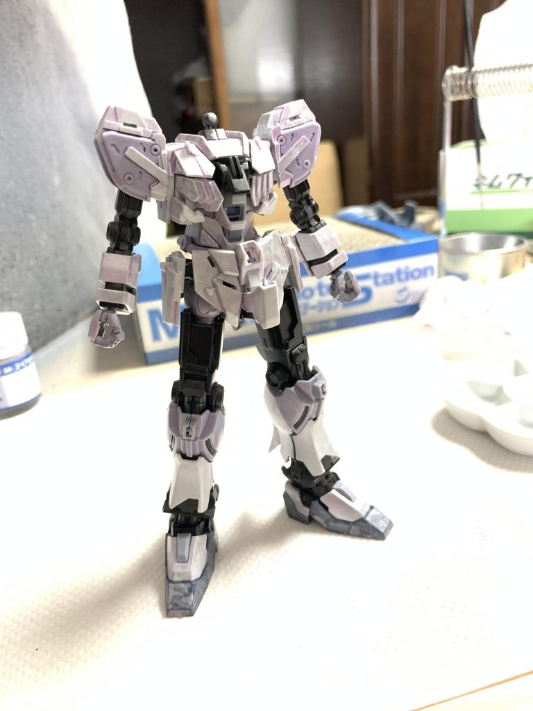 外装は銀サフ、フレームは黒サフで行いました。