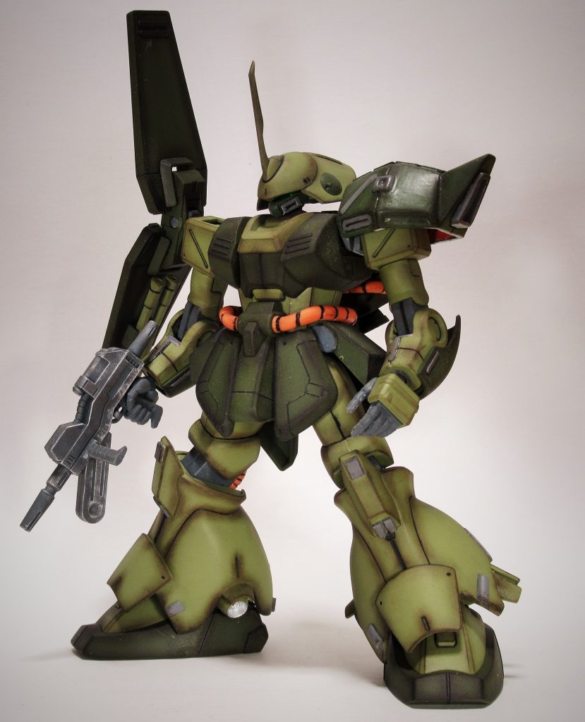 肩アーマーを変更しています。全体的に筋彫り追加とプラ板にてディテールアップをしています。